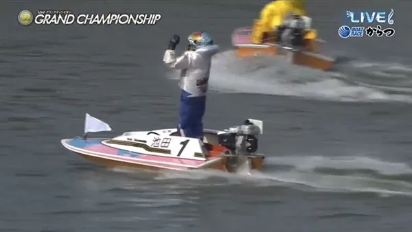 【2022グランドチャンピオン】池田浩二選手、レース後のは立ってガッツポーズ。81期・愛知支部・ボートレース唐津・競艇