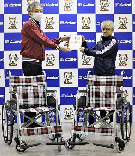 2022年12月、平本真之選手がボートレースとこなめに車いすを寄贈。愛知支部・ボートレーサー・競艇